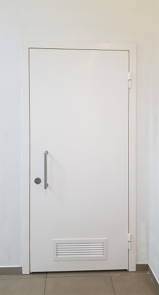 Белая дверь с вентиляционной решеткой